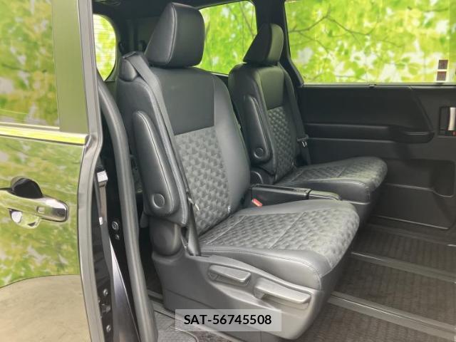 Toyota VOXY 2023-01 8217211-4