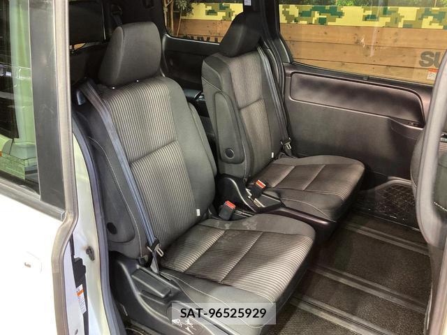 Toyota VOXY 2017-09 8217302-8