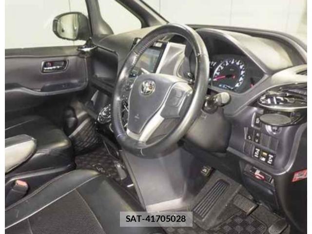 Toyota VOXY 2017 8217362-2