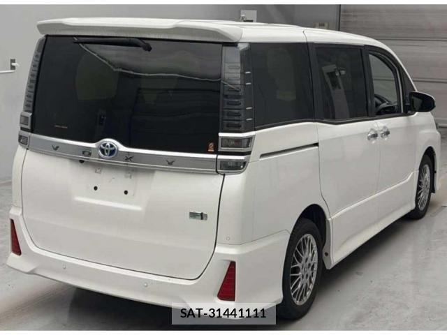 Toyota VOXY 2021-08 8217455-1