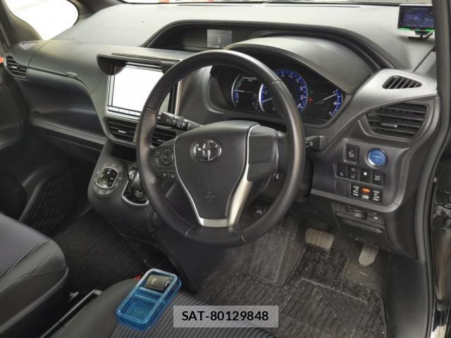 Toyota VOXY 2016-05 8217538-2