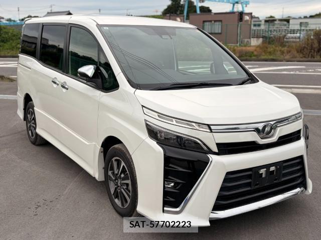 Toyota VOXY 2018-03 8217722-0