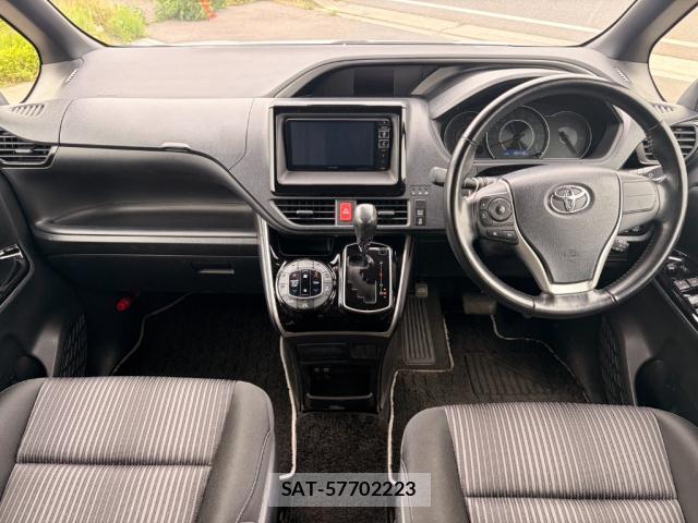 Toyota VOXY 2018-03 8217722-2