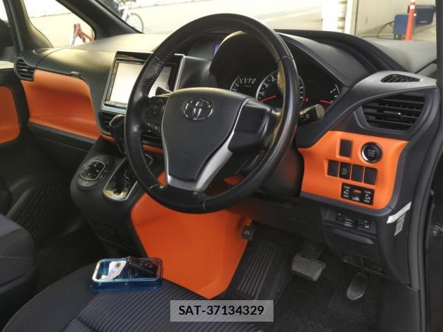 Toyota VOXY 2014-02 8217824-2