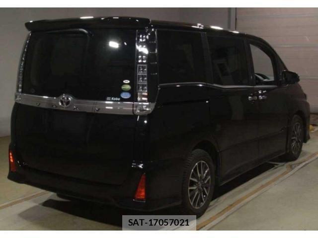 Toyota VOXY 2017-02 8217993-1
