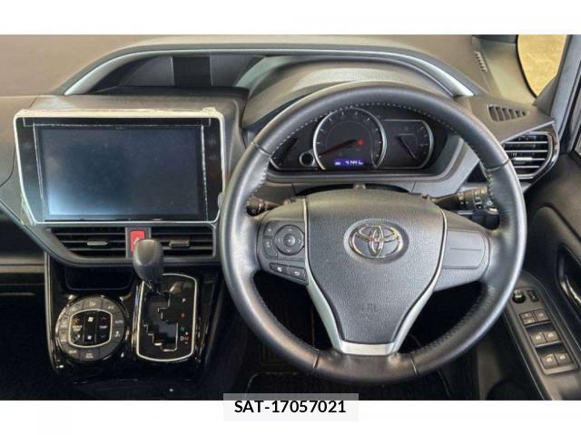 Toyota VOXY 2017-02 8217993-2
