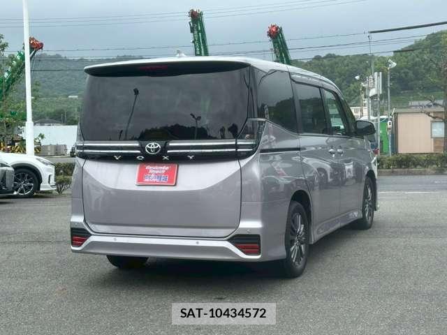 Toyota VOXY 2022-02 8218175-1