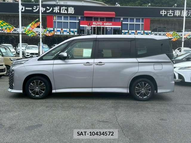Toyota VOXY 2022-02 8218175-3