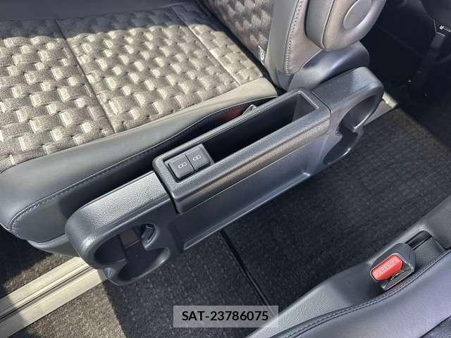 Toyota VOXY 2025-07 8218198-11