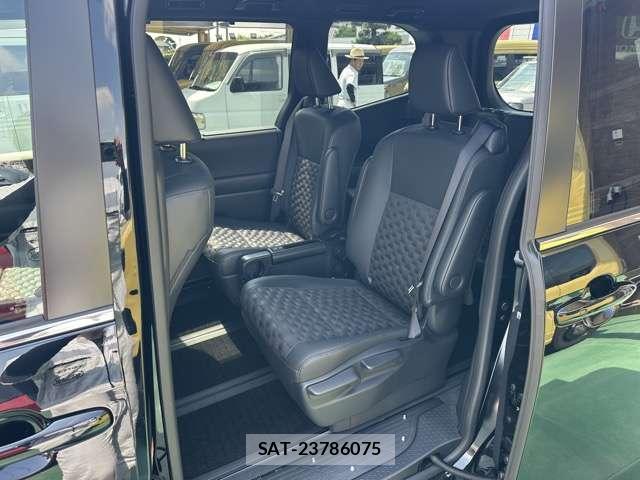 Toyota VOXY 2025-07 8218198-5