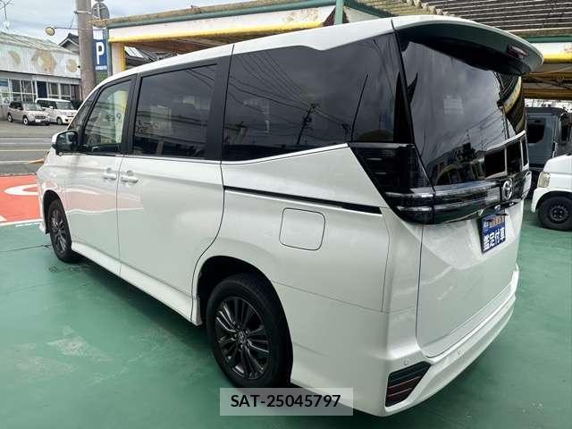 Toyota VOXY 2025-06 8218205-1