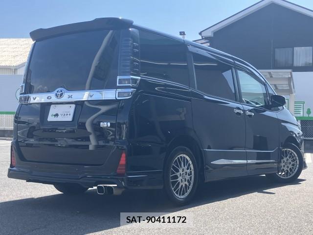 Toyota VOXY 2021-12 8218327-11