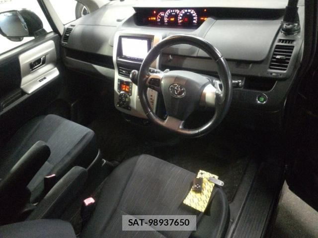 Toyota VOXY 2011-02 8218361-2