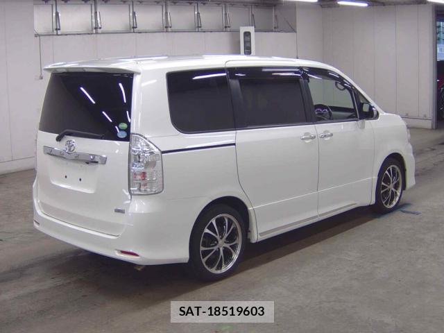 Toyota VOXY 2013-04 8218362-1