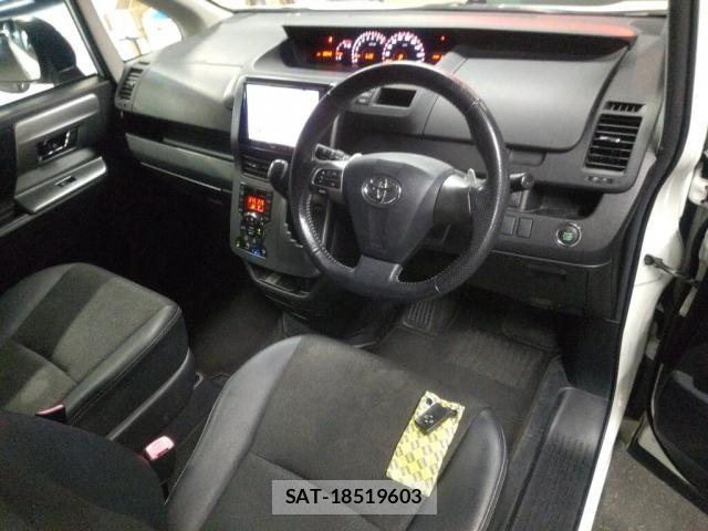 Toyota VOXY 2013-04 8218362-2