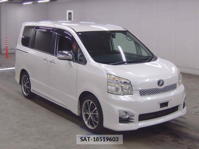 Toyota VOXY 2013-04 8218362-3