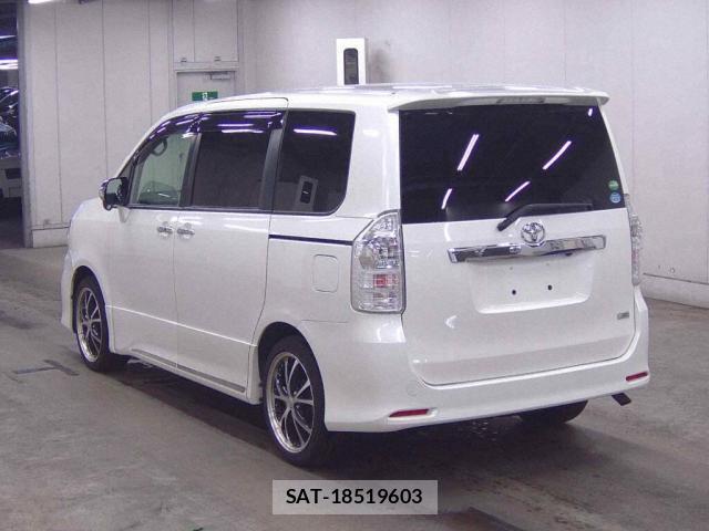 Toyota VOXY 2013-04 8218362-4