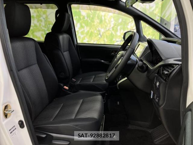 Toyota VOXY 2020-02 8218482-3
