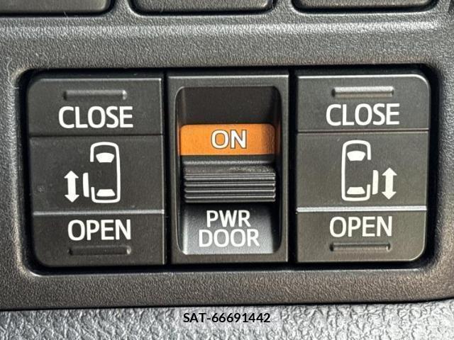 Toyota VOXY 2019-05 8218751-16