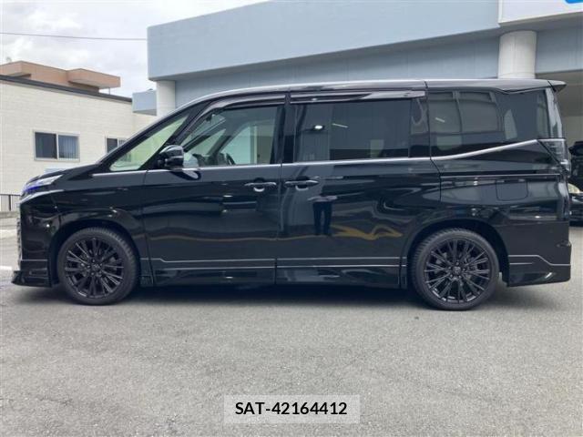 Toyota VOXY 2023-07 8218760-1
