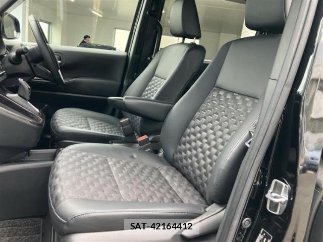Toyota VOXY 2023-07 8218760-5