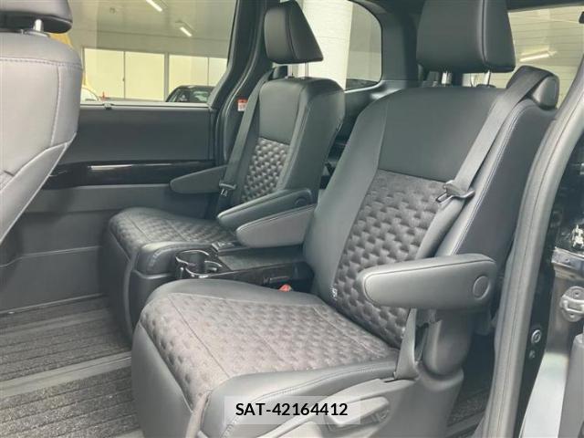 Toyota VOXY 2023-07 8218760-6