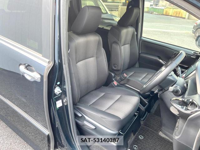 Toyota VOXY 2018-03 8219189-8