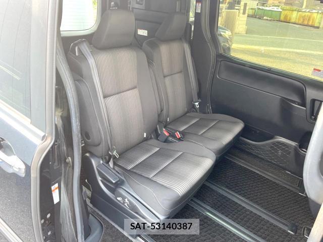Toyota VOXY 2018-03 8219189-9