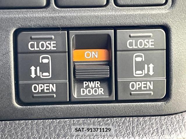 Toyota VOXY 2019-03 8219375-5