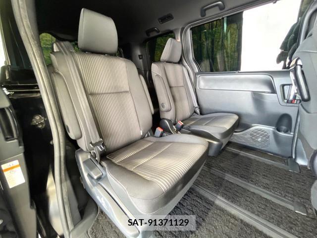Toyota VOXY 2019-03 8219375-8