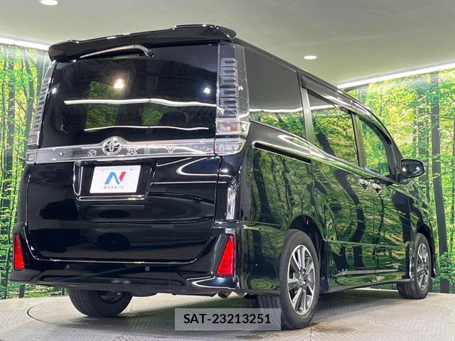 Toyota VOXY 2019-10 8219385-17