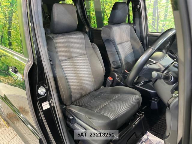 Toyota VOXY 2019-10 8219385-7