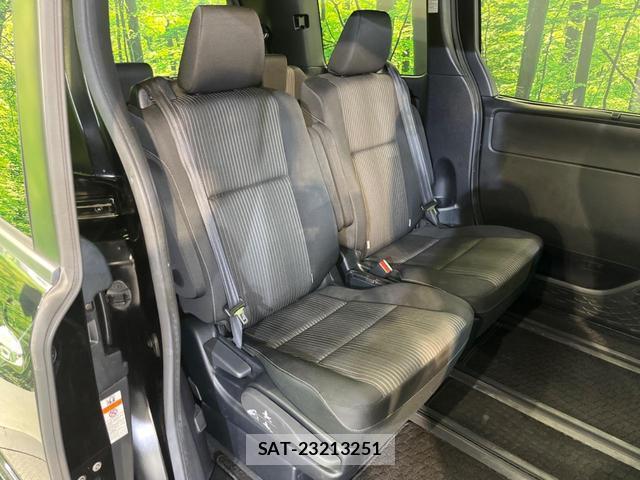 Toyota VOXY 2019-10 8219385-8