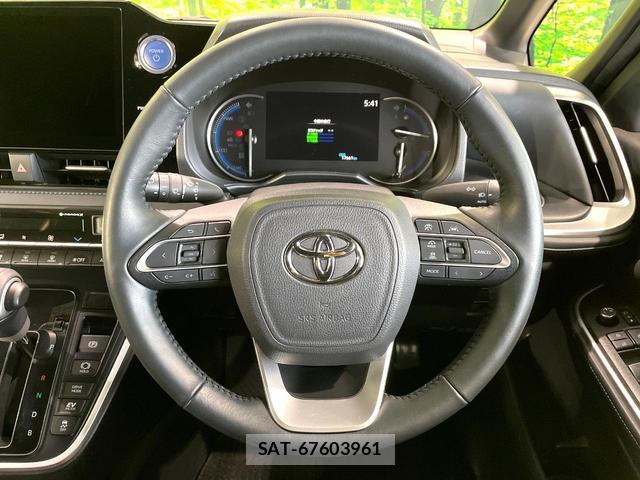 Toyota VOXY 2022-06 8219522-11