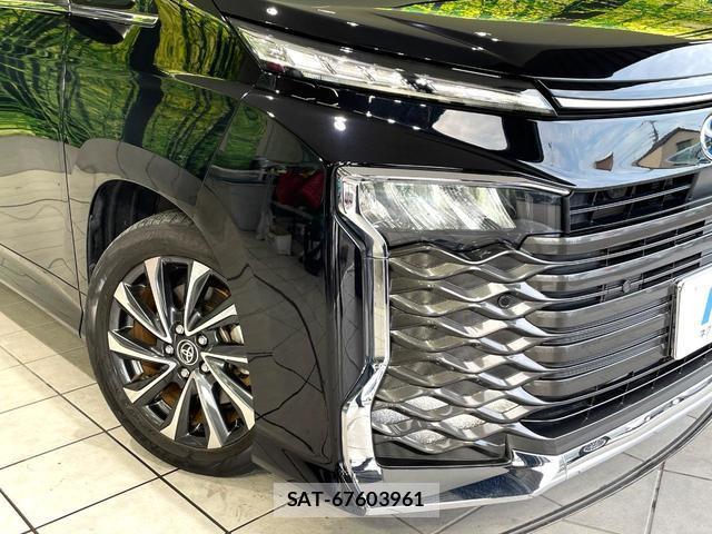 Toyota VOXY 2022-06 8219522-12