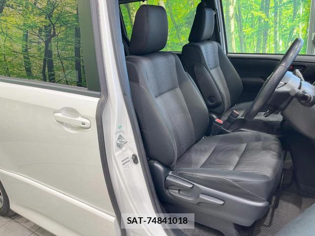 Toyota VOXY 2017-10 8219528-7