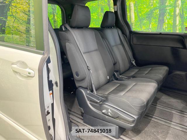 Toyota VOXY 2017-10 8219528-8