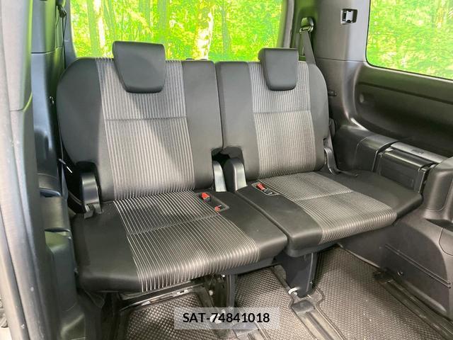 Toyota VOXY 2017-10 8219528-9