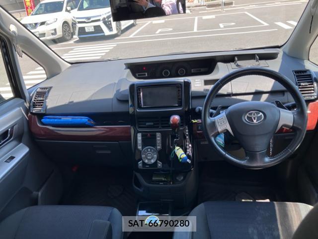Toyota VOXY 2009-11 8219571-10