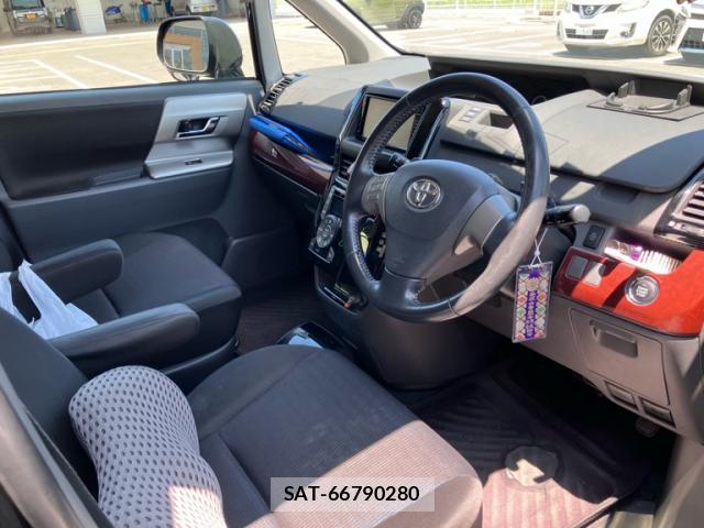 Toyota VOXY 2009-11 8219571-11