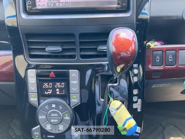 Toyota VOXY 2009-11 8219571-18