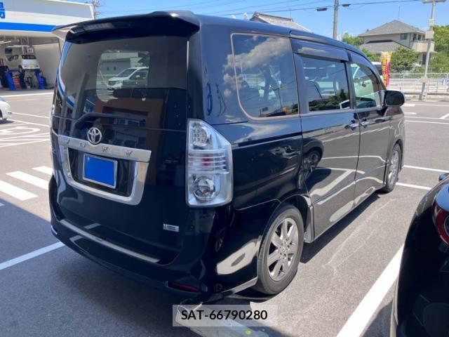 Toyota VOXY 2009-11 8219571-2
