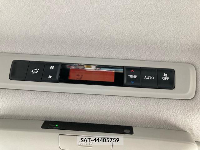 Toyota VOXY 2015-02 8219583-19