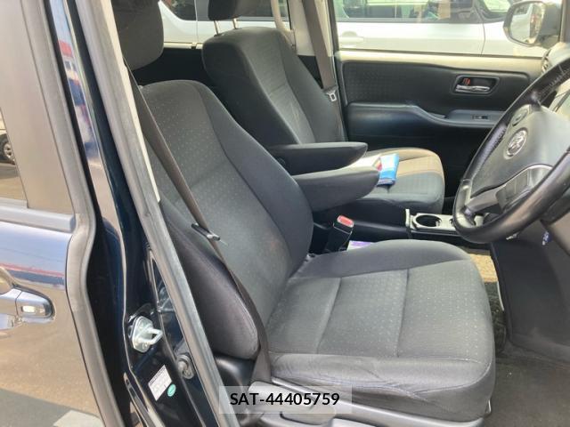 Toyota VOXY 2015-02 8219583-4