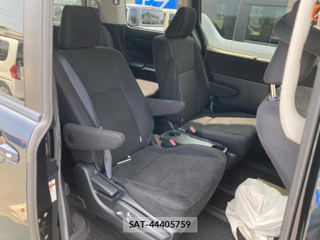 Toyota VOXY 2015-02 8219583-5