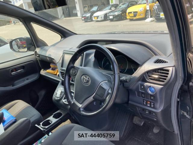 Toyota VOXY 2015-02 8219583-7