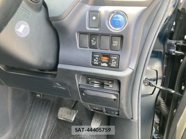 Toyota VOXY 2015-02 8219583-9