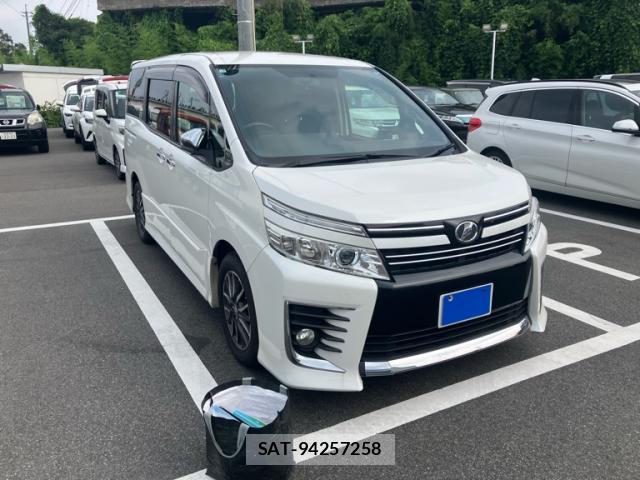 Toyota VOXY 2015-03 8219651-1