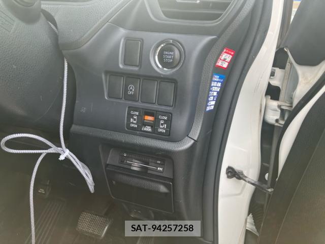 Toyota VOXY 2015-03 8219651-15