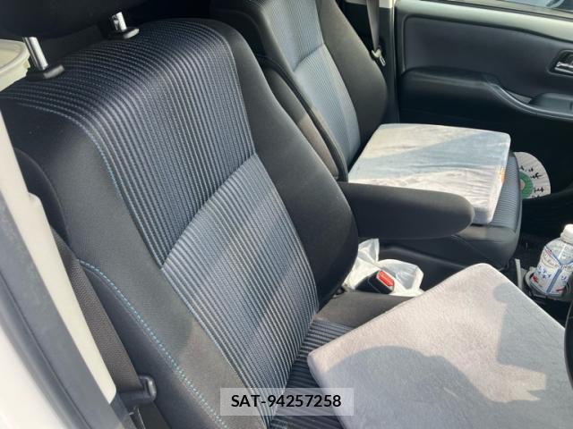 Toyota VOXY 2015-03 8219651-17
